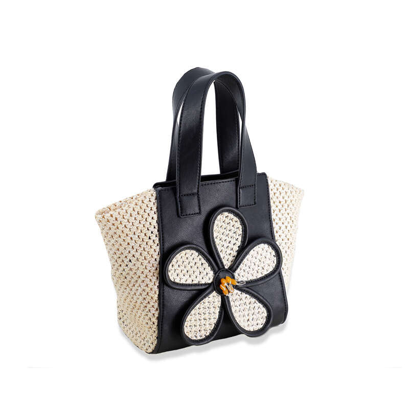 Raffia bag w/ flower detail