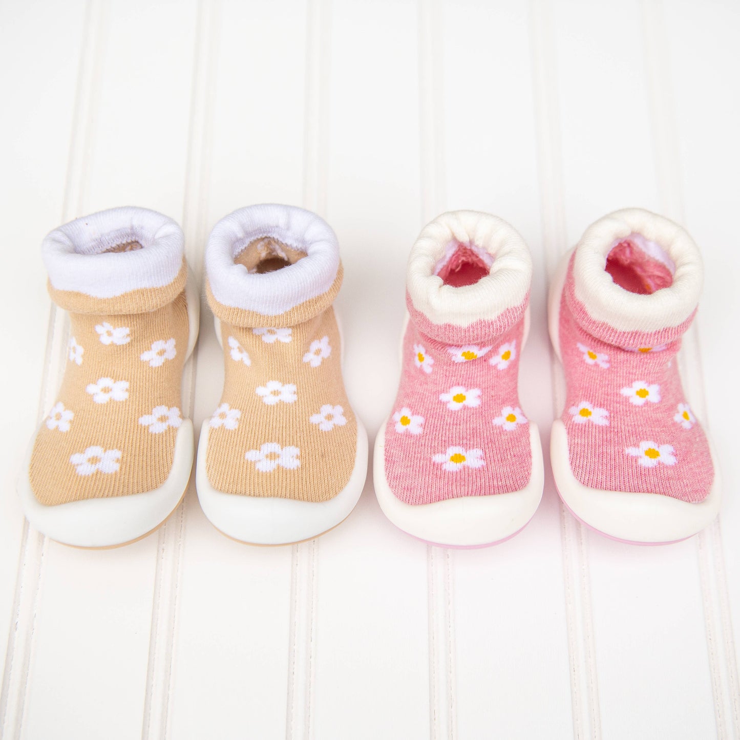 Komuello first walker baby sock shoes - Daisies - Latte